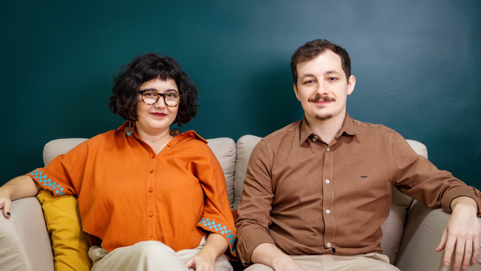 um par de mãos se apertando